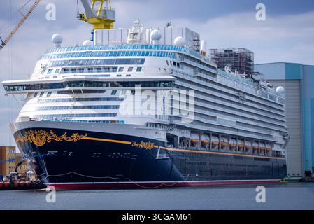 Wismar, Deutschland. August 2025. Das neue Kreuzfahrtschiff „Disney Adventure“ liegt am Ausstattungs-Kai der Werft Wismar. Nach rund sieben Jahren Bauzeit wird eines der größten Kreuzfahrtschiffe der Welt in den nächsten Tagen die Hansestadt verlassen. Die US-Reederei Disney Cruise Line übernahm das Schiff vom Insolvenzgut und lässt es von der Meyer Werft in Papenburg, Niedersachsen, bauen. Das Schiff wird ab Ende 2025 für die Disney Group in Südostasien im Einsatz sein. Quelle: Jens Büttner/dpa/Alamy Live News Stockfoto