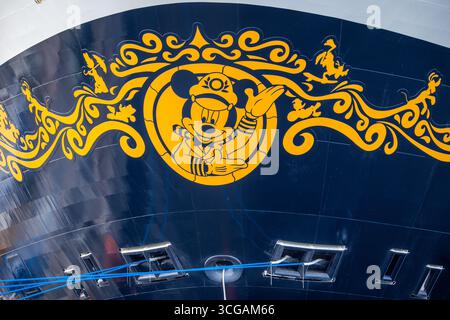 Wismar, Deutschland. August 2025. Ein Bild von Mickey Mouse ist auf dem Bug des Kreuzfahrtschiffes „Disney Adventure“ am Ausbaukai der Werft von Wismar zu sehen. Nach rund sieben Jahren Bauzeit wird eines der größten Kreuzfahrtschiffe der Welt in den nächsten Tagen die Hansestadt verlassen. Die US-Reederei Disney Cruise Line übernahm das Schiff vom Insolvenzgut und lässt es von der Meyer Werft in Papenburg, Niedersachsen, bauen. Das Schiff wird ab Ende 2025 für die Disney Group in Südostasien im Einsatz sein. Credit:/dpa/Alamy Live News Stockfoto
