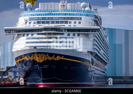 Wismar, Deutschland. August 2025. Das neue Kreuzfahrtschiff „Disney Adventure“ liegt am Ausstattungs-Kai der Werft Wismar. Nach rund sieben Jahren Bauzeit wird eines der größten Kreuzfahrtschiffe der Welt in den nächsten Tagen die Hansestadt verlassen. Die US-Reederei Disney Cruise Line übernahm das Schiff vom Insolvenzgut und lässt es von der Meyer Werft in Papenburg, Niedersachsen, bauen. Das Schiff wird ab Ende 2025 für die Disney Group in Südostasien im Einsatz sein. Quelle: Jens Büttner/dpa/Alamy Live News Stockfoto