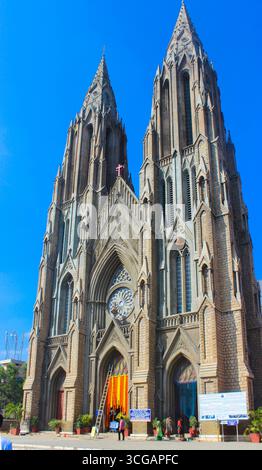 St. Philomena's Church in Mysore, ein neogotisches architektonisches Wunder mit hohen Türmen, Buntglasfenstern und historischem christlichen Erbe. Stockfoto