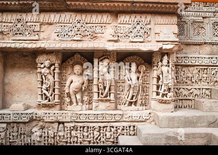 Rani Ki Vav, ein aufwendig geschnitzter Steppbrunnen in Patan, Gujarat, Indien. Dieses UNESCO-Weltkulturerbe zeigt exquisite Maru-Gurjara-Architektur aus dem 11. Jahrhundert mit kunstvollen Skulpturen und kunstvollen Säulen, die in die Erde hinabsteigen. Ein atemberaubendes Beispiel für antike Technik, Handwerk und kulturelles Erbe. Stockfoto