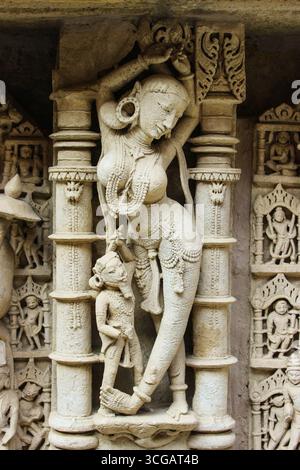 Rani Ki Vav, ein aufwendig geschnitzter Steppbrunnen in Patan, Gujarat, Indien. Dieses UNESCO-Weltkulturerbe zeigt exquisite Maru-Gurjara-Architektur aus dem 11. Jahrhundert mit kunstvollen Skulpturen und kunstvollen Säulen, die in die Erde hinabsteigen. Ein atemberaubendes Beispiel für antike Technik, Handwerk und kulturelles Erbe. Stockfoto