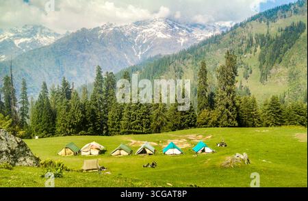 Majestätische Aussicht auf die Berge des Himalaya mit schneebedeckten Gipfeln, die über den Wolken ragen und die raue Schönheit und Gelassenheit der Natur zeigen. Eine atemberaubende Landschaft, die die Weite, Stille und spirituelle Essenz der höchsten Berge der Welt erfasst. Perfekt für Abenteuer, Erkundungen und Ruhe Stockfoto