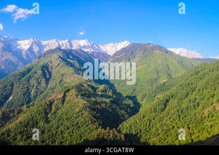 Majestätische Aussicht auf die Berge des Himalaya mit schneebedeckten Gipfeln, die über den Wolken ragen und die raue Schönheit und Gelassenheit der Natur zeigen. Eine atemberaubende Landschaft, die die Weite, Stille und spirituelle Essenz der höchsten Berge der Welt erfasst. Perfekt für Abenteuer, Erkundungen und Ruhe Stockfoto