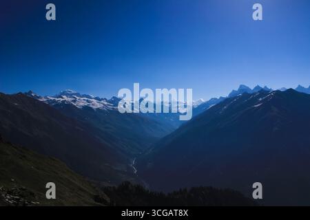 Majestätische Aussicht auf die Berge des Himalaya mit schneebedeckten Gipfeln, die über den Wolken ragen und die raue Schönheit und Gelassenheit der Natur zeigen. Eine atemberaubende Landschaft, die die Weite, Stille und spirituelle Essenz der höchsten Berge der Welt erfasst. Perfekt für Abenteuer, Erkundungen und Ruhe Stockfoto