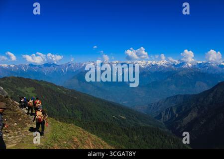 Majestätische Aussicht auf die Berge des Himalaya mit schneebedeckten Gipfeln, die über den Wolken ragen und die raue Schönheit und Gelassenheit der Natur zeigen. Eine atemberaubende Landschaft, die die Weite, Stille und spirituelle Essenz der höchsten Berge der Welt erfasst. Perfekt für Abenteuer, Erkundungen und Ruhe Stockfoto