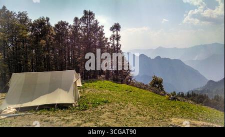 Majestätische Aussicht auf die Berge des Himalaya mit schneebedeckten Gipfeln, die über den Wolken ragen und die raue Schönheit und Gelassenheit der Natur zeigen. Eine atemberaubende Landschaft, die die Weite, Stille und spirituelle Essenz der höchsten Berge der Welt erfasst. Perfekt für Abenteuer, Erkundungen und Ruhe Stockfoto