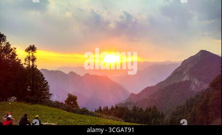 Majestätische Aussicht auf die Berge des Himalaya mit schneebedeckten Gipfeln, die über den Wolken ragen und die raue Schönheit und Gelassenheit der Natur zeigen. Eine atemberaubende Landschaft, die die Weite, Stille und spirituelle Essenz der höchsten Berge der Welt erfasst. Perfekt für Abenteuer, Erkundungen und Ruhe Stockfoto