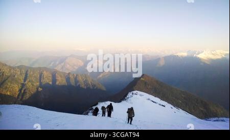 Majestätische Aussicht auf die Berge des Himalaya mit schneebedeckten Gipfeln, die über den Wolken ragen und die raue Schönheit und Gelassenheit der Natur zeigen. Eine atemberaubende Landschaft, die die Weite, Stille und spirituelle Essenz der höchsten Berge der Welt erfasst. Perfekt für Abenteuer, Erkundungen und Ruhe Stockfoto