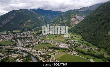 Die Sainte Marie de Cuines in den französischen Alpen ist von Bergen und Grün umgeben Stockfoto