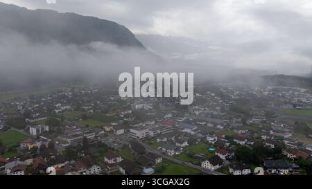 Nebeliger Morgen über Haiming in Tirol, Österreich Stockfoto