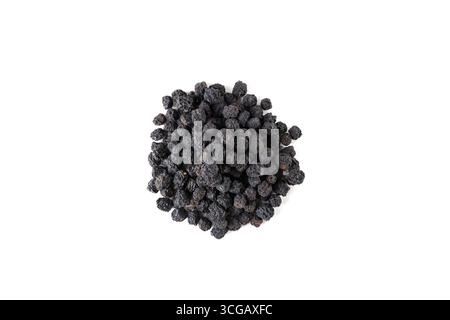 Getrocknete Aronia oder schwarze Aronia - Aronia melanocarpa in lateinischem Haufen isoliert auf weißem Hintergrund. Stockfoto