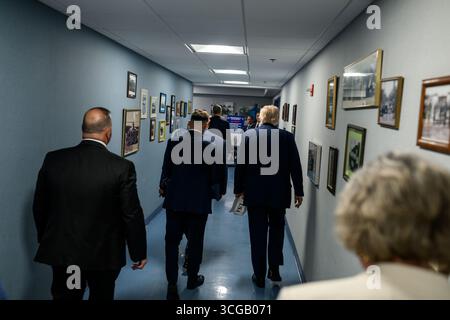 Präsident Donald Trump, zusammen mit Innenminister Doug Burgum, Generalstaatsanwalt Pam Bondi und Sekretärin für Heimatschutz Kristi Noem, kommen am Donnerstag, den 21. August 2025 in Washington in die Anacostia-Operationsanlage der US-Polizei ein, um die Strafverfolgungsbehörden und Mitglieder der Nationalgarde zu besuchen. D.C. (offizielles Foto des Weißen Hauses von Daniel Torok) Stockfoto