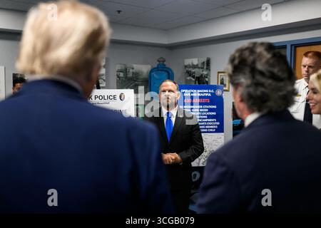 Präsident Donald Trump, zusammen mit Innenminister Doug Burgum, Generalstaatsanwalt Pam Bondi und Sekretärin für Heimatschutz Kristi Noem, kommen am Donnerstag, den 21. August 2025 in Washington in die Anacostia-Operationsanlage der US-Polizei ein, um die Strafverfolgungsbehörden und Mitglieder der Nationalgarde zu besuchen. D.C. (offizielles Foto des Weißen Hauses von Daniel Torok) Stockfoto