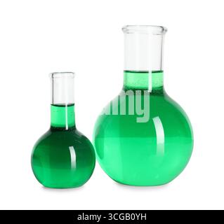 Kolben mit grüner Flüssigkeit auf weiß isoliert Stockfoto