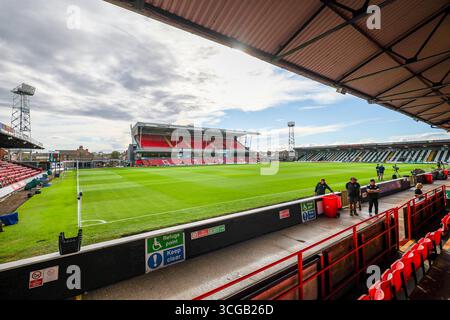 Cleethorpes, Großbritannien. August 2025. Blick auf das Innere des Stadions während des Spiels Grimsby Town FC gegen Manchester United FC Carabao Cup 2. Runde im Blundell Park, Cleethorpes, England, Großbritannien am 27. August 2025 Credit: Phil Duncan/Every Second Media Credit: Every Second Media/Alamy Live News Stockfoto