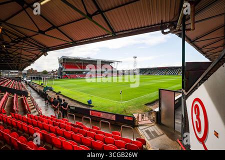 Cleethorpes, Großbritannien. August 2025. Blick auf das Innere des Stadions während des Spiels Grimsby Town FC gegen Manchester United FC Carabao Cup 2. Runde im Blundell Park, Cleethorpes, England, Großbritannien am 27. August 2025 Credit: Phil Duncan/Every Second Media Credit: Every Second Media/Alamy Live News Stockfoto