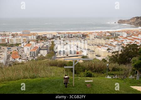 Reisende schwingen am Aussichtspunkt auf dem Hügel der Küste und erkunden die Küstenlandschaft von Nazare in Portugal Stockfoto