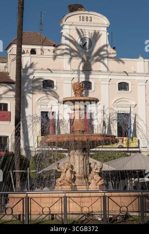 Prunkvoller Brunnen, der Wasser vor einem historischen Gebäude auf der plaza de España, merida, spanien sprüht Stockfoto