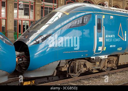 BI-Mode-Triebwagen 805010 mit 805001 am Bahnsteig 4 am Bahnhof Preston. Mittwoch, 20. August 2025. Stockfoto