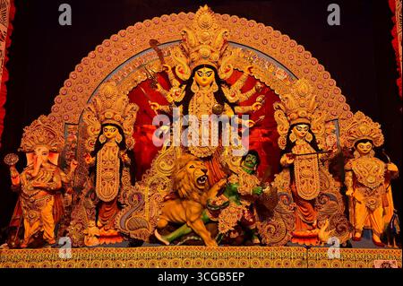 Howrah, Westbengalen, Indien- 11.10.2024 : wunderschön dekoriertes Durga-Idol wird im Puja-Pandal verehrt. Durga Puja ist das größte Festival. Stockfoto