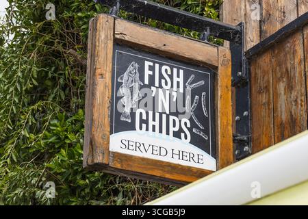 Schild für Fish and Chips Shop auf Holzrahmen. British Street Food – Außenansicht Stockfoto