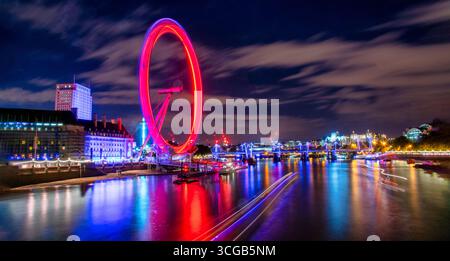 Das London Eye am Südufer der Themse bei Nacht in London, England. Stockfoto