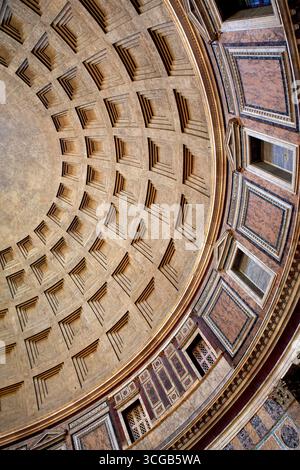 Flacher Blick auf das Pantheon in Rom Stockfoto