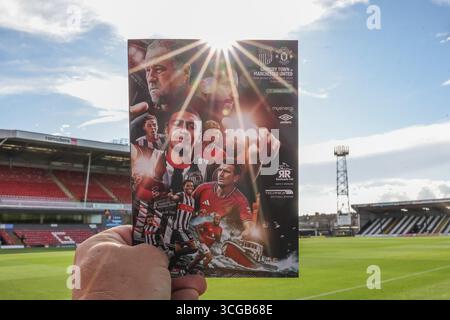 Cleethorpes, Großbritannien. August 2025. Das offizielle Spieltagsprogramm während des Carabao Cup Matches Grimsby Town gegen Manchester United im Blundell Park, Cleethorpes, Großbritannien, 27. August 2025 (Foto: Mark Cosgrove/News Images) in Cleethorpes, Großbritannien am 27. August 2025. (Foto: Mark Cosgrove/News Images/SIPA USA) Credit: SIPA USA/Alamy Live News Stockfoto