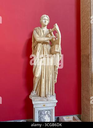 VATIKANSTADT, ROM, ITALIEN - 2. AUGUST 2025 Marmorstatue von Erato, die Muse der Lyrik. Die weibliche Figur, in einem Chiton gehüllt, steht mit einem Stockfoto