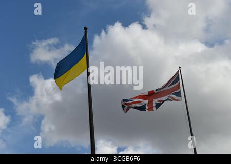 Die ukrainische Flagge fliegt am 24. August zusammen mit der Union Jack in den Büros des Stadtrates von Milton Keynes. Stockfoto