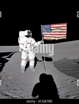 Astronaut Alan B. Shepard Jr., Kommandant der Apollo 14, steht in den frühen Momenten der ersten Extravehicular Activity (EVA-1) der Mission durch die US-Flagge auf der lunar Fra Mauro-Hochland. Schatten der Mondlandefähre "Antares", Astronaut, umgeben von Edgar D. Mitchell, Pilot der Mondlandefähre und aufrichtbar S-Band Antenne die Szene der dritten amerikanischen Flagge Pflanzung auf der Mondoberfläche durchgeführt werden. Stockfoto