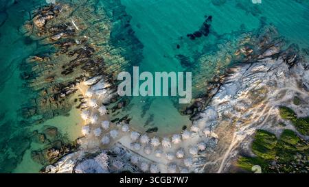 Atemberaubende Aussicht auf den Strand von Toroni mit kristallklarem türkisfarbenem Wasser in СHalkidiki, Griechenland Stockfoto