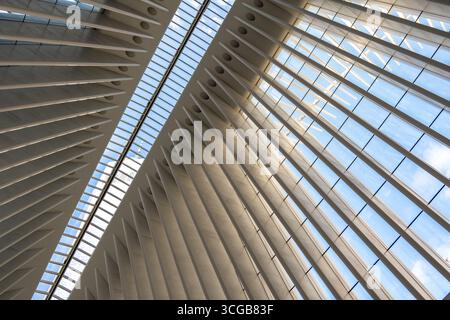 In der World Trade Center Station mit Blick auf die Decke und das One World Trade Center im Hintergrund Stockfoto