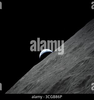 Der Halbmond Erde erhebt sich über dem lunar Horizont in diesem spektakulären Foto genommen von der Apollo 17-Sonde in die Mondumlaufbahn während letzten Mondlandung Mission in das Apollo-Programm. NASA-Foto Stockfoto