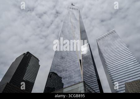 Ich schaue auf das One World Trade Center Stockfoto