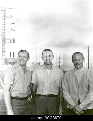 NASA-Flugbesatzung Apollo 11, Neil A. Armstrong, Kommandeur; Michael Collins, Pilot des Kommandomoduls; und Buzz Aldrin, Pilot-Stand des Mondmoduls in der Nähe des Apollo/Saturn V Raumfahrzeugs, das sie am 16. Juli 1969 ins All bringen würde. Dieser Archivdruck ist in den folgenden Größen erhältlich: 8,5 x 10,5 cm, $15,95 W/ KOSTENLOSER VERSAND 11 x 14 cm, $23,95 W/ KOSTENLOSER VERSAND 16 x 20 cm, $59,95 W/ KOSTENLOSER VERSAND 20 x 24 cm, $99,95 W/ KOSTENLOSER VERSAND * das Wasserzeichen American Photoarchive erscheint nicht auf Ihrem Ausdruck. Stockfoto