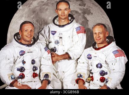Porträt der besten Crew der Mondlandungsmission Apollo 11. Von links nach rechts sind sie: Commander, Neil A. Armstrong, Command Module Pilot, Michael Collins, und Lunar Module Pilot, Edwin E. Aldrin Jr. Am 20. Juli 1969 um 16:18 Uhr landete EDT das Mondmodul „Adler“ in einer Region des Mondes, die Mare Tranquillitatis genannt wird, auch bekannt als Meer der Ruhe. Nachdem Armstrong sein Raumschiff gesichert hatte, strahlte er zurück zur Erde: „Houston, Tranquility Base Here, the Eagle has Landed“. Um 22:56 Uhr am selben Abend und Zeuge eines weltweiten Fernsehzuschauers. Stockfoto