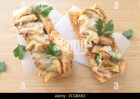 Bruschetta mit Steinpilzen und Käse. Lebensmittel und Qualitätsprodukte, die in einer Fritteuse zubereitet werden. Traditionelle italienische Küche. Stockfoto