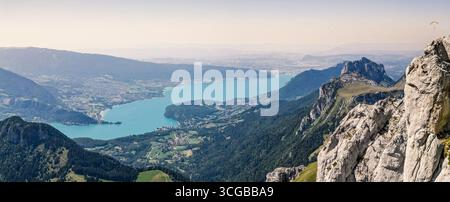 Blick aus der Vogelperspektive auf die Klippe La Tournette mit Blick auf den See Annecy mit den französischen Alpen im Hintergrund und einem Panoramablick auf den Sommerberg Stockfoto