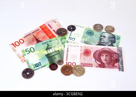 Norwegen, Jahr 2025, Norwegische Krone, Detail eines Teils norwegischer Banknoten und Münzen, Nahaufnahme, Makrofoto Stockfoto