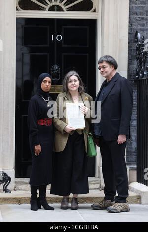 London, UK, 27. August 2025. NUJ-Beamte überreichten einen Brief an die Downing St 10 mit Fragen und Forderungen an Premierminister Keir Starmer, gefolgt von einer Zeremonie vor der Downing St, in der Journalisten aus Gaza für ihre mutige Berichterstattung in Palästina während des Krieges mit Israel geehrt wurden. Die Namen der bisher getöteten Journalisten wurden von NUJ-Mitgliedern aufgehalten. Kredit : Monica Wells/Alamy Live News Stockfoto