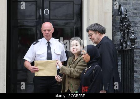 London, UK, 27. August 2025. NUJ-Beamte überreichten einen Brief an die Downing St 10 mit Fragen und Forderungen an Premierminister Keir Starmer, gefolgt von einer Zeremonie vor der Downing St, in der Journalisten aus Gaza für ihre mutige Berichterstattung in Palästina während des Krieges mit Israel geehrt wurden. Die Namen der bisher getöteten Journalisten wurden von NUJ-Mitgliedern aufgehalten. Kredit : Monica Wells/Alamy Live News Stockfoto