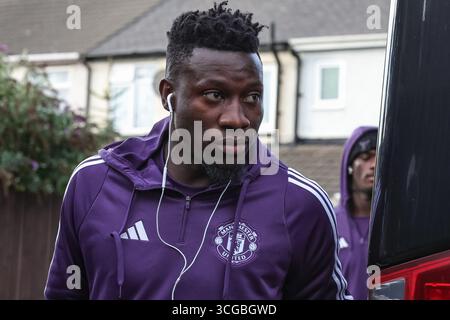 Cleethorpes, Großbritannien. August 2025. Andre Onana von Manchester United kommt während des Carabao Cup-Spiels Grimsby Town gegen Manchester United am 27. August 2025 in Blundell Park, Cleethorpes, Großbritannien (Foto: Mark Cosgrove/News Images) in Cleethorpes, Großbritannien am 27. August 2025. (Foto: Mark Cosgrove/News Images/SIPA USA) Credit: SIPA USA/Alamy Live News Stockfoto
