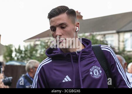 Cleethorpes, Großbritannien. August 2025. Benjamin Sesko von Manchester United kommt während des Carabao Cup-Spiels Grimsby Town gegen Manchester United am 27. August 2025 in Blundell Park, Cleethorpes, Großbritannien, am 27. August 2025 (Foto: Mark Cosgrove/News Images) in Cleethorpes, Großbritannien. (Foto: Mark Cosgrove/News Images/SIPA USA) Credit: SIPA USA/Alamy Live News Stockfoto