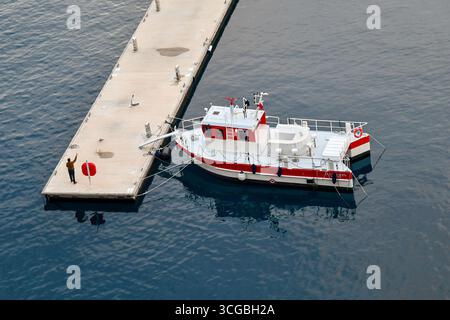 Erhöhter Blick auf ein Boot an einem Pier im Yachthafen Fontvieille, Monaco, Fürstentum Monaco Stockfoto