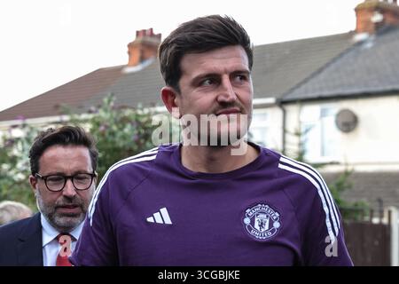 Cleethorpes, Großbritannien. August 2025. Harry Maguire von Manchester United kommt während des Carabao Cup Matches Grimsby Town gegen Manchester United am 27. August 2025 in Blundell Park, Cleethorpes, Großbritannien (Foto: Mark Cosgrove/News Images) in Cleethorpes, Großbritannien am 27. August 2025. (Foto: Mark Cosgrove/News Images/SIPA USA) Credit: SIPA USA/Alamy Live News Stockfoto