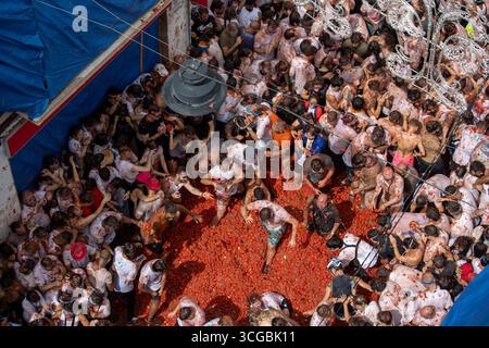 Madrid, Spanien. August 2025. 78. Jährliches Festival „La Tomatina“ in Buñol, Valencia. Die Organisatoren der Veranstaltung haben die Markteinführung von 120 Tonnen Tomaten bestätigt, die in sechs Lkws verteilt werden. Quelle: D. Canales Carvajal/Alamy Live News Stockfoto