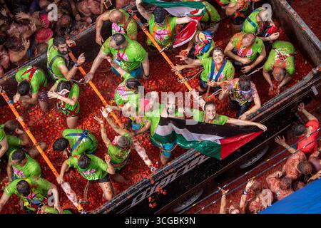 Madrid, Spanien. August 2025. 78. Jährliches Festival „La Tomatina“ in Buñol, Valencia. Die Organisatoren der Veranstaltung haben die Markteinführung von 120 Tonnen Tomaten bestätigt, die in sechs Lkws verteilt werden. Quelle: D. Canales Carvajal/Alamy Live News Stockfoto