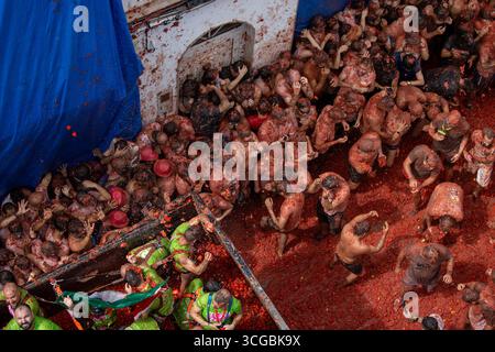 Madrid, Spanien. August 2025. 78. Jährliches Festival „La Tomatina“ in Buñol, Valencia. Die Organisatoren der Veranstaltung haben die Markteinführung von 120 Tonnen Tomaten bestätigt, die in sechs Lkws verteilt werden. Quelle: D. Canales Carvajal/Alamy Live News Stockfoto